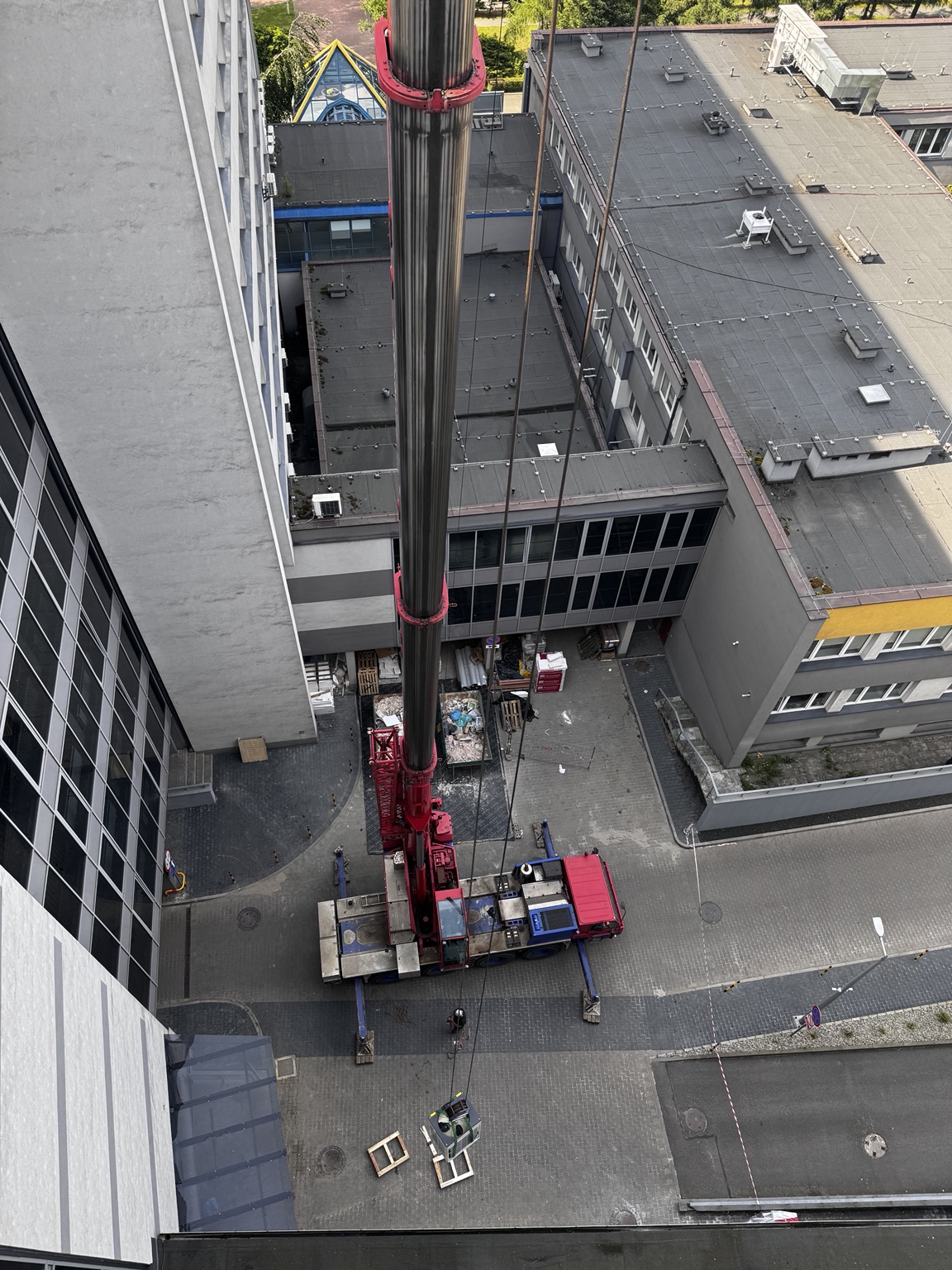 Duża instalacja HVAC na dachu